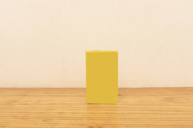 Kızarmış elmanın üstünde domuz eti sunumu. Domuzun tuzu ve çıtır çıtır olması ile tatlılığı arasında bir zıtlık arıyor.