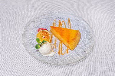 Geleneksel Tocino de Cielo, yumurta sarısı ve karameladan yapılan yoğun ve ipeksi bir krema, tabanda kendine özgü altın karamelli kalıbıyla sunuluyor.