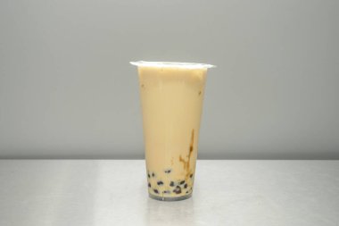 Tuzlu karamel köpüklü çay, kavrulmuş bej rengi ve bardağın içine yapışmış karamel soslu.