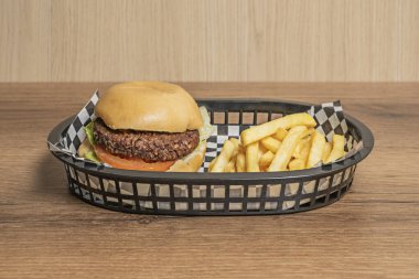Sunum sepetinin içinde kaliteli bir hamburger resmi,