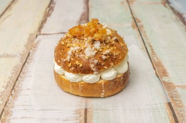 Dört eşit parçaya bölünmüş halka şeklinde bir pasta resmi. Kremanın her parçaya eşit olarak nasıl dağıtıldığını göstermek için daire şeklinde düzenlenmiş.,