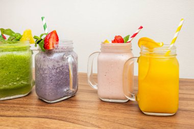 Egzersiz sonrası protein içecekleri içeren cam kavanozlar. Açık kahverengi ile yumuşak kibrit ve vanilya yeşili arasında renk farkı var..