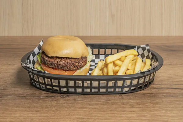 Sunum sepetinin içinde kaliteli bir hamburger resmi,