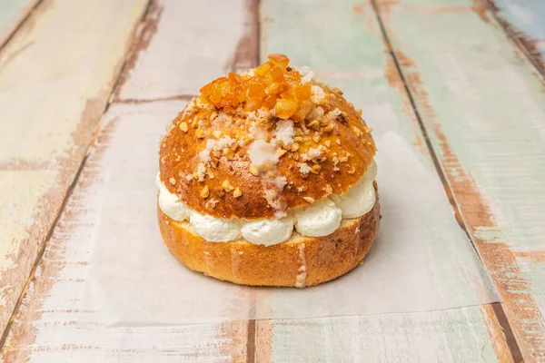 Dört eşit parçaya bölünmüş halka şeklinde bir pasta resmi. Kremanın her parçaya eşit olarak nasıl dağıtıldığını göstermek için daire şeklinde düzenlenmiş.,