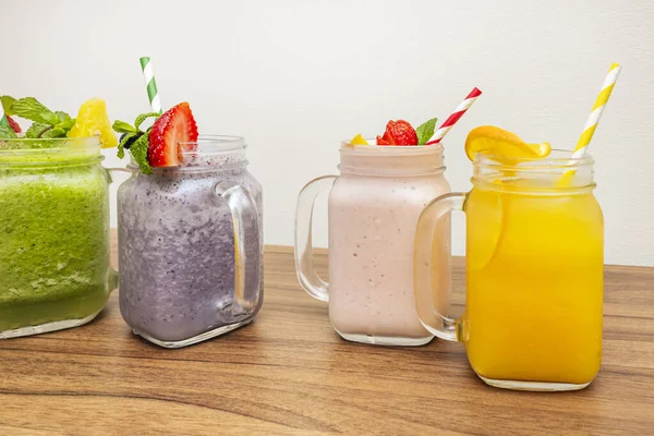 Egzersiz sonrası protein içecekleri içeren cam kavanozlar. Açık kahverengi ile yumuşak kibrit ve vanilya yeşili arasında renk farkı var..