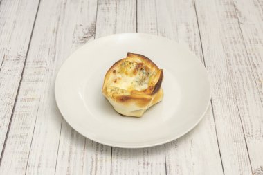 İlk ısırığın vaadi: Beklentiyi yakalayan bir fotoğraf, bir tepsi buharlı, çeşitli börekler ile ani arzuyu uyandıran