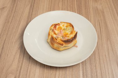 Ele geçirilen mükemmel doku: altın, kıtır kıtır hamur ve nefis kaynayan kızarmış kabuk, ideal kabuğa bir övgü.