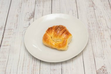 Klasik kausa, pürüzsüz sarı patates katmanları halinde sunulur. Saf baharatlı ji amarillo, pullanmış ton balığıyla dolu.