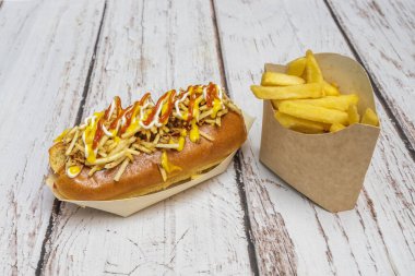 Tam buğday ekmeğine ızgara vejetaryen sosisi, üstüne ekşi humus, tahıl salatası, turp dilimleri, yoğurt ve naneli sos..