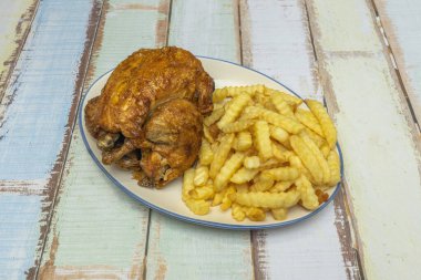 Altın ve sulu arasındaki görsel zıtlık: göğsü kesmek buhar sızan nemli, beyaz eti ortaya çıkarır, limon ve baharatlı uzun bir salamura sayesinde yoğun bir lezzet vaat eder.