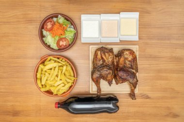 Kalın camlı klasik bir yeniden icat: kömürlü ızgara tavuk son bir katman bal ve soya sosu ile parlıyor, veya baharatlı biber karışımı, tatlı ve baharatlı son tekme ile derin dumanlı tat arasında bir kontrastlık yaratıyor.