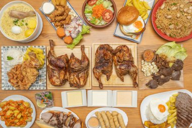 Kadim kavrulma ritüeli: bütün bir tavuk kömürün közlerinin üzerinde yavaşça döner, derisi dengesiz bir şekilde kahverengileşir ve sıvılarla damlar, eti dumanla dolduran geçici alevler yaratır.