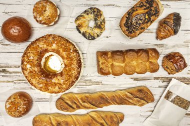 Yeni kesilmiş Üç Kralın Pastası 'nın yakın plan görüntüsü. İçindeki heykelciğin parçalarıyla taze kremanın karıştığı ve altın tacın dışarıda durduğu yer..