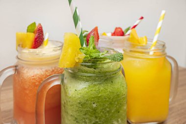 Kalın cam kavanozlarda sunulan ve içinde lahana bulunan yeşil versiyonlar, karpuz ve pancarlı kırmızı versiyonlar ve zerdeçal ve mangoyla servis edilen sarı versiyonlar.