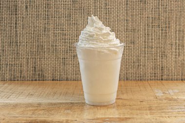 Klasik kausa, pürüzsüz sarı patates katmanları halinde sunulur. Saf baharatlı ji amarillo, pullanmış ton balığıyla dolu.