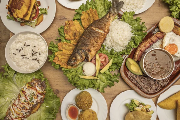 Limon dilimleri ve basit bir sos eşliğinde, altın ve çıtır çıtır bir balık deniz esintisinin ve öğleden sonraları okyanusun tadını anımsatıyor.