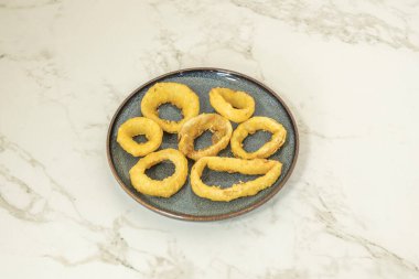 Köşedeki kanepe buket yünlü oturma odası, yeşil alp mermerinde yuva masaları.