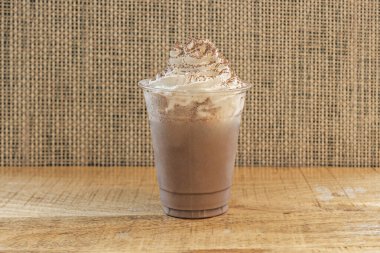 Köşedeki kanepe buket yünlü oturma odası, yeşil alp mermerinde yuva masaları.