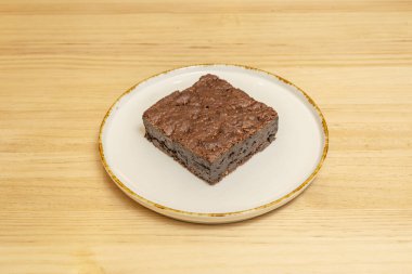 Kesildiğinde dışarı sızan erimiş çikolata merkezli Brownie, sıcak yüzeye erimiş bir top vanilyalı dondurma ile servis edilir.