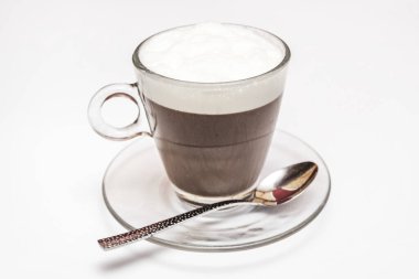 Kalın, parlak bir sıcak çikolata akıntısının küçük bir sürahisinden bardağın içine düşerek ipeksi hareketi ve derin bir yudum alma vaadini yakaladığı bir hoşgörü ritüeli..