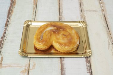 Bir tutam zeytinyağı ve bol çiselemeli puf böreği palmiyeleri.