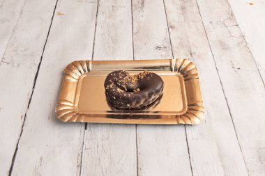 Yaratıcı yeniden icat: Avuçiçi pasta kremi ya da ortasında erimiş çikolata ile doldurulmuş, dilimlenmiş bademler serpiştirilmiş.,