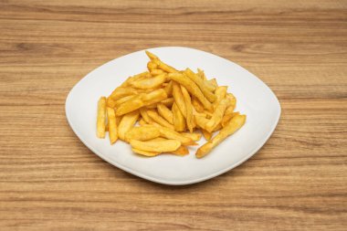 Köşedeki kanepe buket yünlü oturma odası, yeşil alp mermerinde yuva masaları.