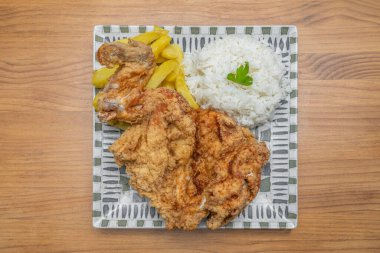 Ekmekli, kemiksiz tavuk butlarından oluşan bir yemek. Koyu ve lezzetli etin yemek yaparken nemli kaldığı ve altın sarısı ile muhteşem bir kontrast oluşturduğu bir yer.