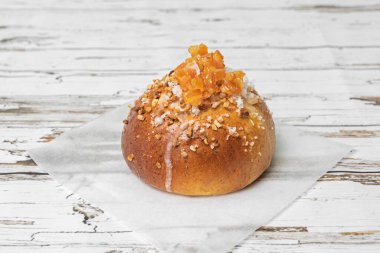 Yukardan görülen geleneksel halka şeklindeki pasta mükemmel halka şeklini, merkezi deliği ve dekorasyonların simetrik düzenini vurguluyor.