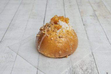 Köşedeki kanepe buket yünlü oturma odası, yeşil alp mermerinde yuva masaları.