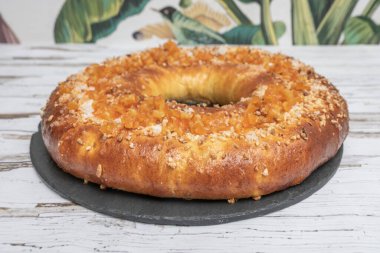 Geleneğin altın, tüylü tacı: Doyurulmamış bir Kral Pastası, parlak, gevrek yüzeyi pullu bademlerle süslenmiş.