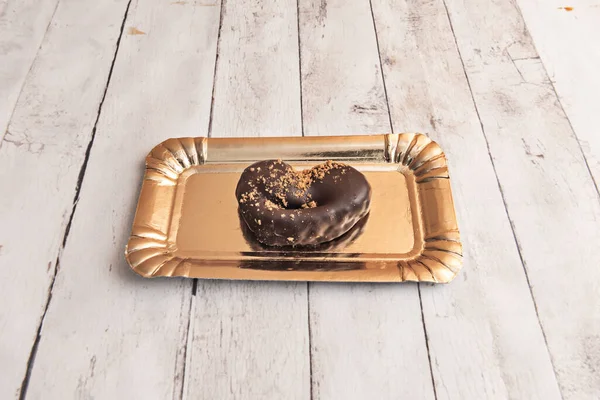 Yaratıcı yeniden icat: Avuçiçi pasta kremi ya da ortasında erimiş çikolata ile doldurulmuş, dilimlenmiş bademler serpiştirilmiş.,