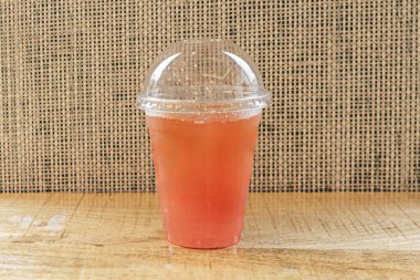 Yağmurlu bir günde, köpüklü köpüklü köpüklü ve yeni harmanlanmış bir smoothie 'nin yüzeyinde yüzen çilek parçalarına yakalanmış bir sabah ritüeli.