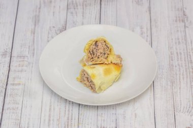 Ele geçirilen Arjantin baharatlarının simyası: Kimyon, kırmızı biber ve biber tozunun etle görsel olarak harmanlandığı yakın plan, geleneksel lezzet patlaması vaat ediyor.