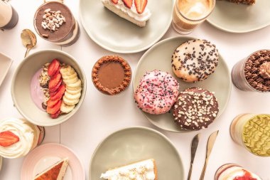 Malzemelerin yolculuğunu anlatan durgun bir hayat, pişirmeden son kaplamaya, tek bir detay zengini vuruşta.