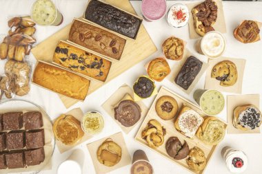 Hamur işinin ihtişamını yakalayan bir görüntü, zengin ve uyumlu bir kompozisyonda değişen yükseklik ve karmaşıklıkların parçalarını sergiliyor.