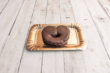 Gevrek deniz tuzu serpiştirilmiş bir gurme palmier ve% 70 'i koyu çikolatalı tatlı arasında olağanüstü bir kontrastlık sunar.