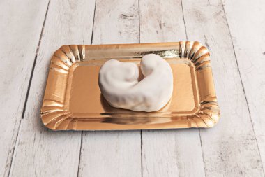 :Derin karamelize edilmiş ve şekerli dış kenarı ve yanında bir kepçe vanilyalı dondurma ile büyük, p erimene biçimlenmiş palmiyeler