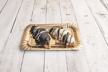 Ay çöreği, fındık kreması ve ahududu ile doldurulmuş gibi. Parıldayan böğürtlenler ve gözetleme molası.