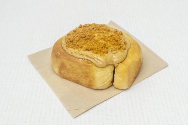 Çikolata parçalı tarçınlı kurabiye ruloları, hamur ve dolgusunda yarı çikolatalı cips ve mini çikolata parçalı krem peynirli krema..