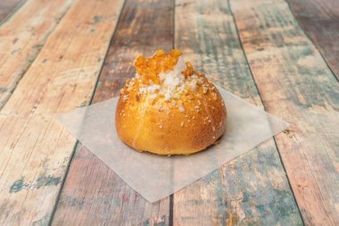 Servis için birkaç düzensiz parçaya bölünmüş bir roscn, burada her bir parça havadar ve elastik dokuyu gösterir