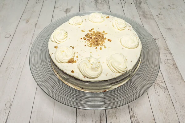 Pastanın jöleli hali, krem peynirin pürüzsüzleşmesini bir spatulayla yakalıyor, şekerli havuç parçacıklarıyla süslenmeye hazır..