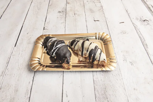 Ay çöreği, fındık kreması ve ahududu ile doldurulmuş gibi. Parıldayan böğürtlenler ve gözetleme molası.