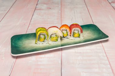 Dışardaki farklı bileşenlerin bileşiminin sergilendiği çeşitli uramaki dürümleri. Susam tohumu ve yumurta gibi.