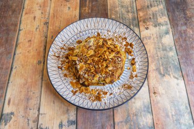 İçinde çatal olan bir dilim çikolatalı pasta, içerisinin çok nemli ve yoğun olduğunu gösteriyor, ve hatta içinde küçük çikolata parçaları bile olabilir..