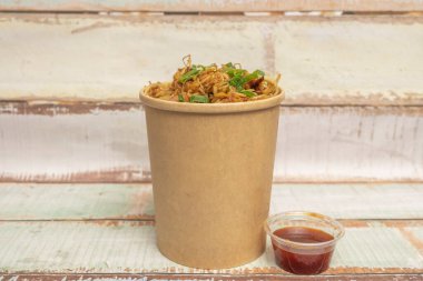 Pembe karideslerin, taze tavukların, taze fasulyelerin filizlendiği bir dokuma ve renk festivali.