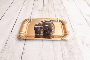 Madagaskar vanilyalı ya da portakal çiçeği suyuyla tatlandırılmış puf hamur tatlısı. Narin bir aroma sunuyor.