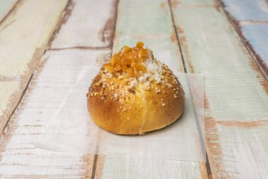 Ekstra kabarık, tereyağlı hamur hamurundan yapılmış, fırında olağanüstü bir şekilde yükselen brioche tarzı bir pasta.,