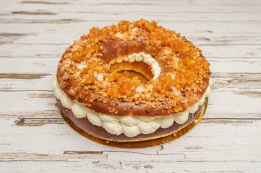 Şeker kaplamasından parlak bir yüzeye sahip krema dolu bir gül resmi, şekerli meyve parçaları krema ile bir renk kontrastı oluşturur