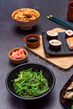 Salatalık ve salatalık. Yeşil yosun ve salatalık dilimlerinin açıkça görülebildiği klasik bir kombinasyon.